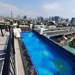Heroes Hotel